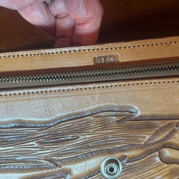 Hand tooled Leather Handbag with adjustable strap - Picture 7 of 14